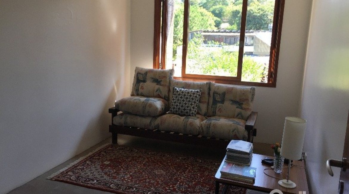 Casa à venda com 180m², 3 dormitórios, 1 suíte, 2 vagas, no bairro Vila Nova em Porto Alegre