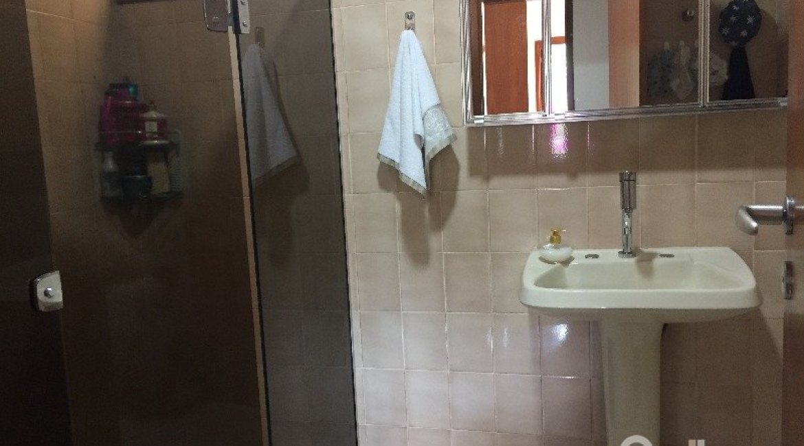 Casa à venda com 180m², 3 dormitórios, 1 suíte, 2 vagas, no bairro Vila Nova em Porto Alegre