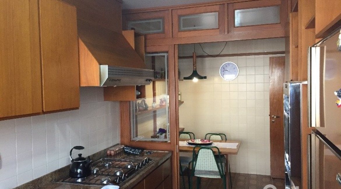 Casa à venda com 180m², 3 dormitórios, 1 suíte, 2 vagas, no bairro Vila Nova em Porto Alegre