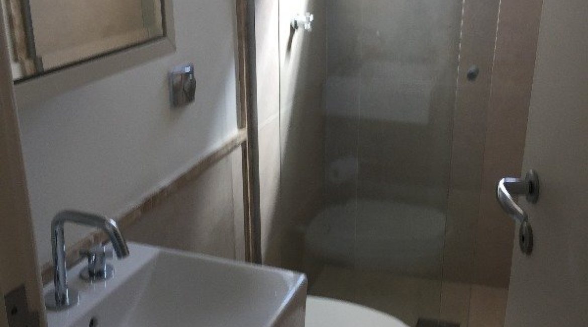 Casa à venda com 180m², 3 dormitórios, 1 suíte, 2 vagas, no bairro Vila Nova em Porto Alegre