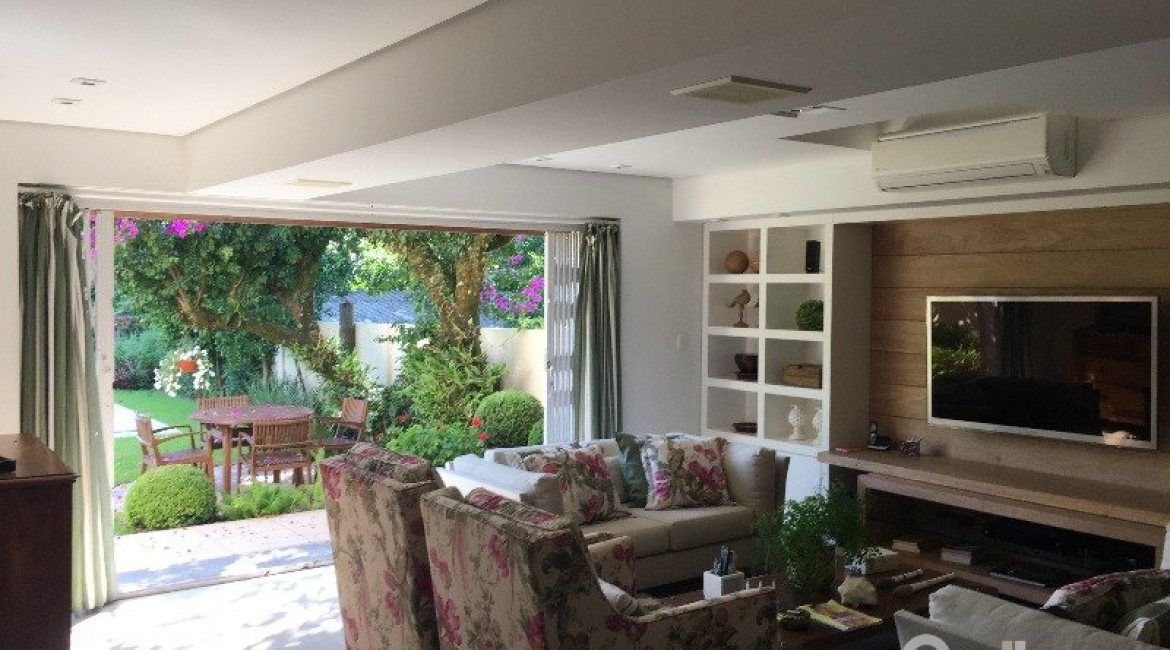 Casa à venda com 180m², 3 dormitórios, 1 suíte, 2 vagas, no bairro Vila Nova em Porto Alegre