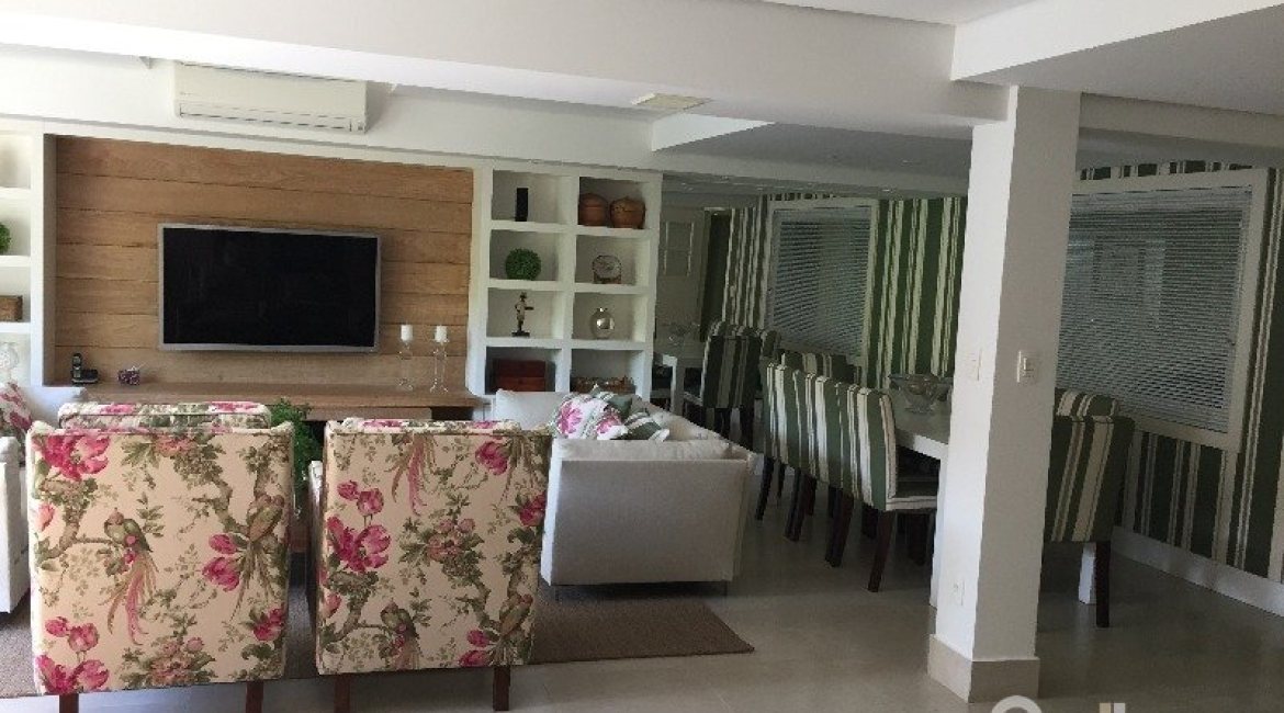 Casa à venda com 180m², 3 dormitórios, 1 suíte, 2 vagas, no bairro Vila Nova em Porto Alegre