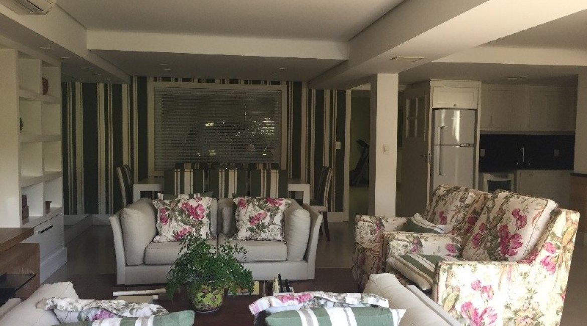 Casa à venda com 180m², 3 dormitórios, 1 suíte, 2 vagas, no bairro Vila Nova em Porto Alegre