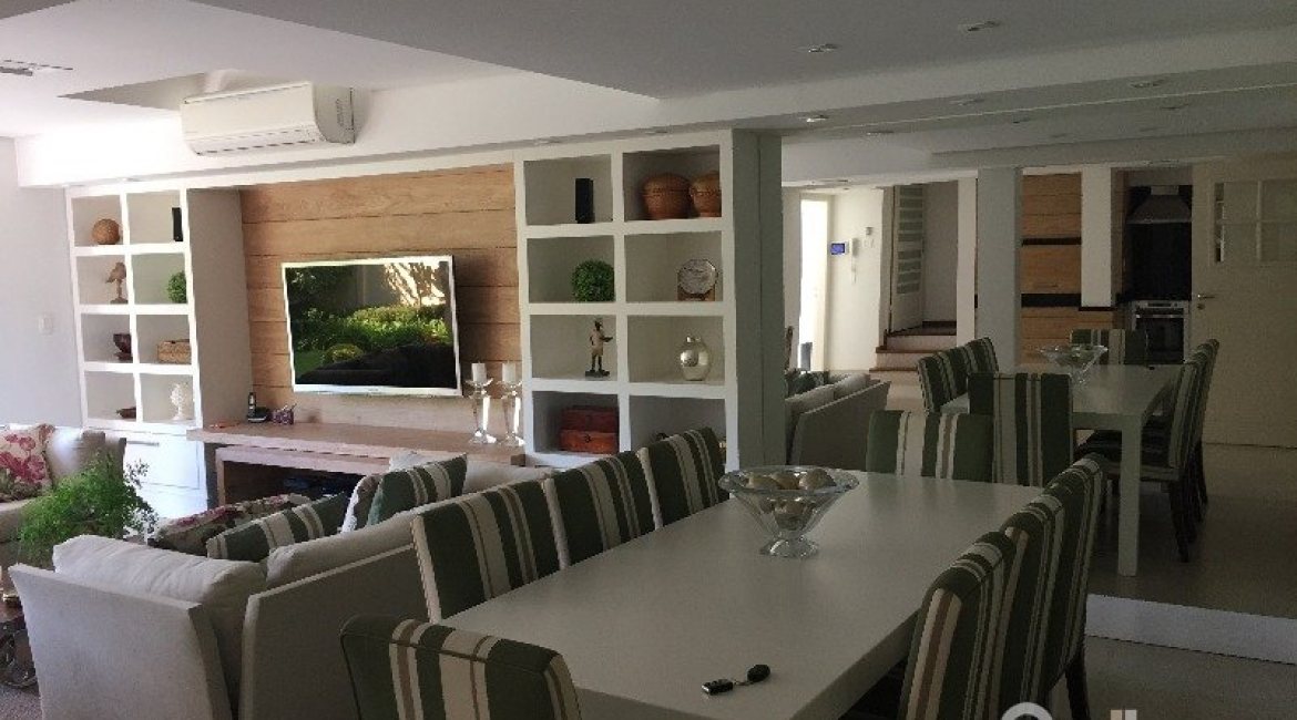 Casa à venda com 180m², 3 dormitórios, 1 suíte, 2 vagas, no bairro Vila Nova em Porto Alegre