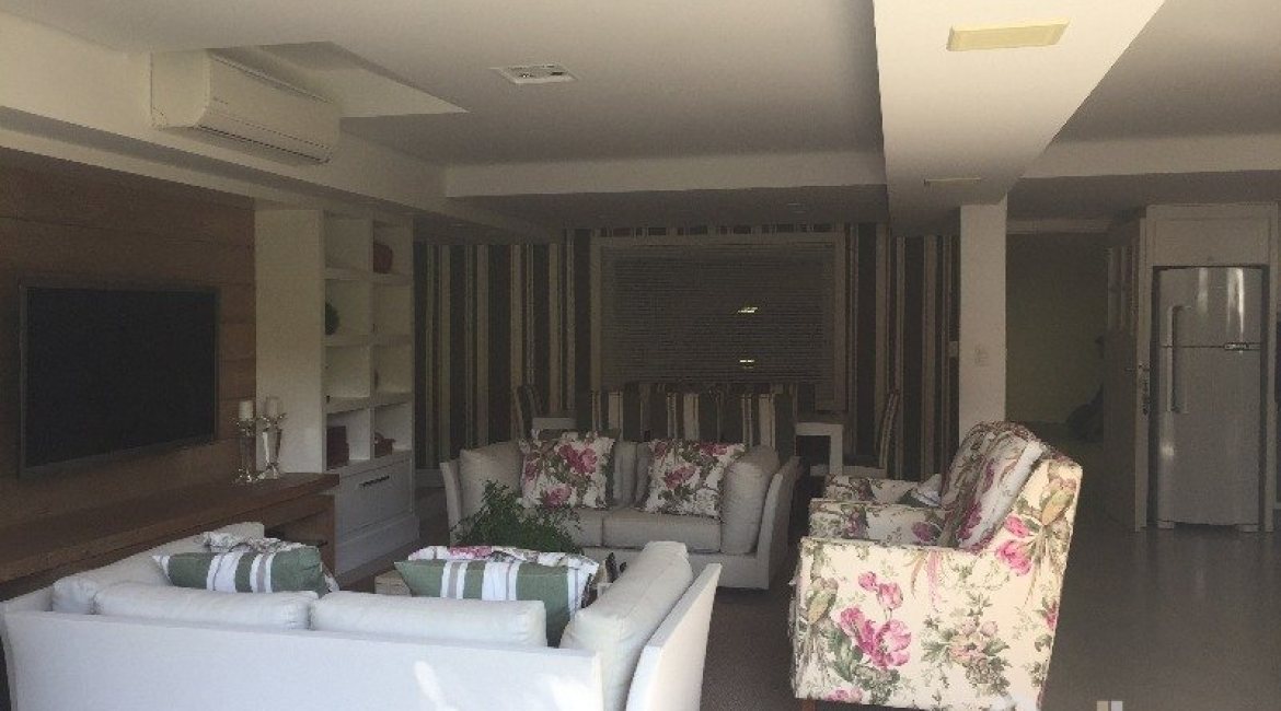 Casa à venda com 180m², 3 dormitórios, 1 suíte, 2 vagas, no bairro Vila Nova em Porto Alegre