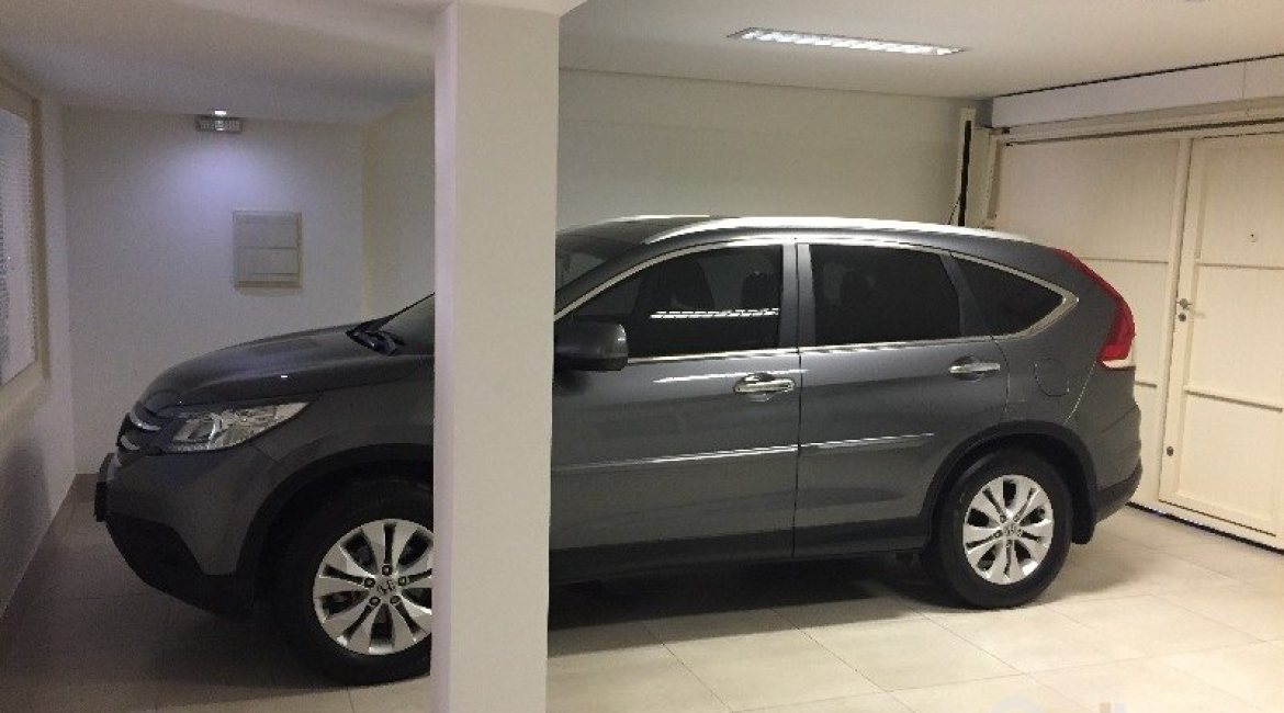 Casa à venda com 180m², 3 dormitórios, 1 suíte, 2 vagas, no bairro Vila Nova em Porto Alegre