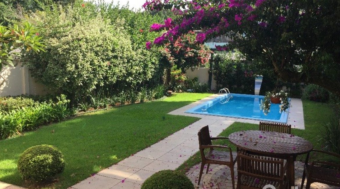 Casa à venda com 180m², 3 dormitórios, 1 suíte, 2 vagas, no bairro Vila Nova em Porto Alegre