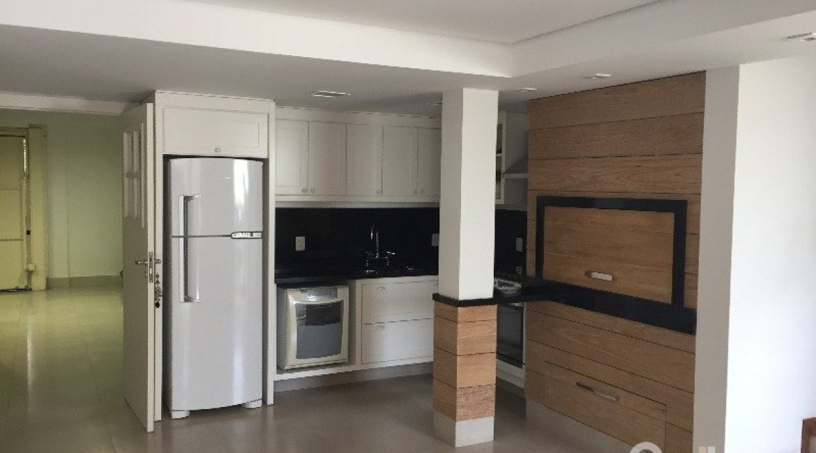 Casa à venda com 180m², 3 dormitórios, 1 suíte, 2 vagas, no bairro Vila Nova em Porto Alegre