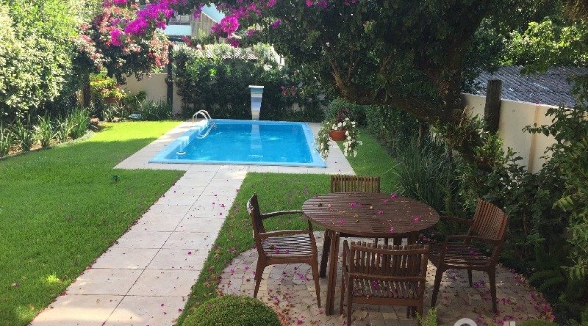 Casa à venda com 180m², 3 dormitórios, 1 suíte, 2 vagas, no bairro Vila Nova em Porto Alegre