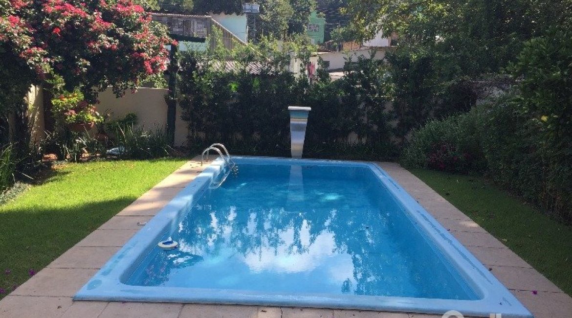 Casa à venda com 180m², 3 dormitórios, 1 suíte, 2 vagas, no bairro Vila Nova em Porto Alegre