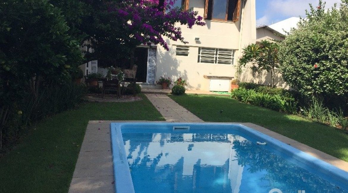 Casa à venda com 180m², 3 dormitórios, 1 suíte, 2 vagas, no bairro Vila Nova em Porto Alegre