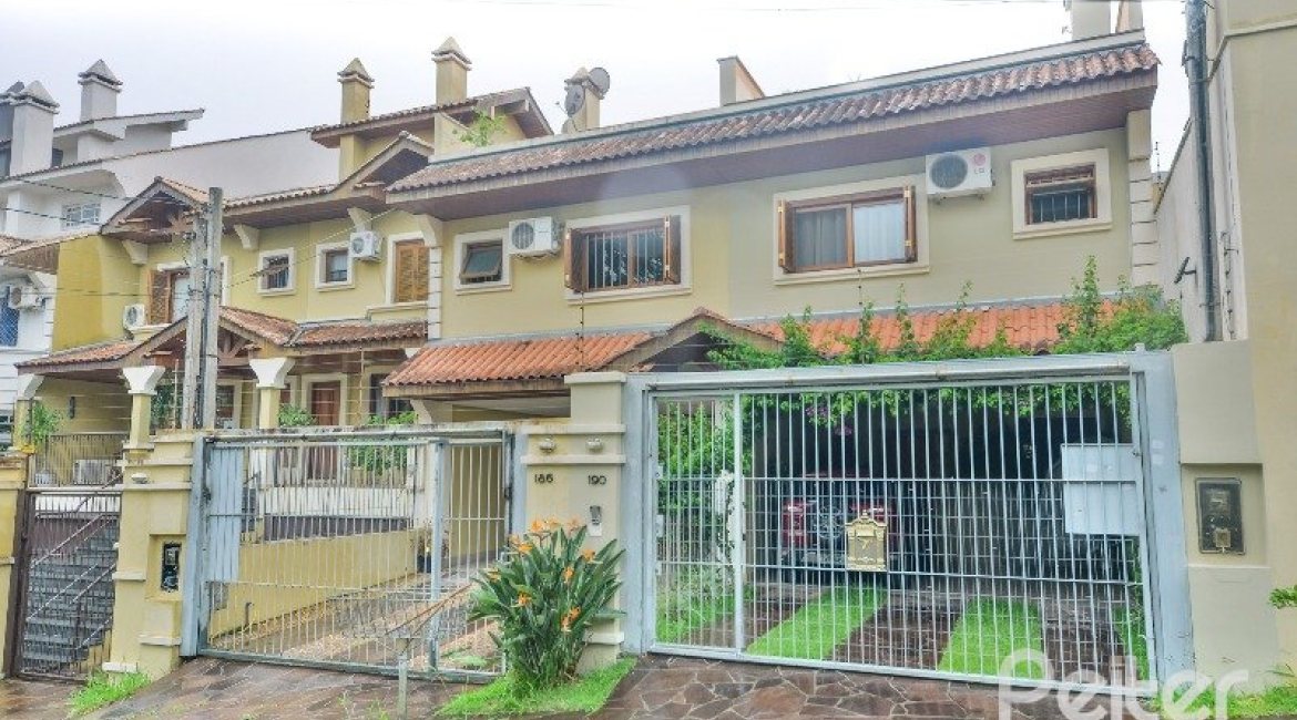 Casa à venda com 186m², 3 dormitórios, 1 suíte, 4 vagas, no bairro Tristeza em Porto Alegre