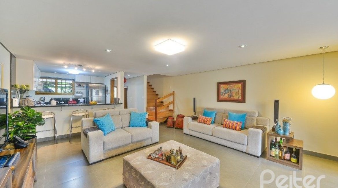 Casa à venda com 186m², 3 dormitórios, 1 suíte, 4 vagas, no bairro Tristeza em Porto Alegre