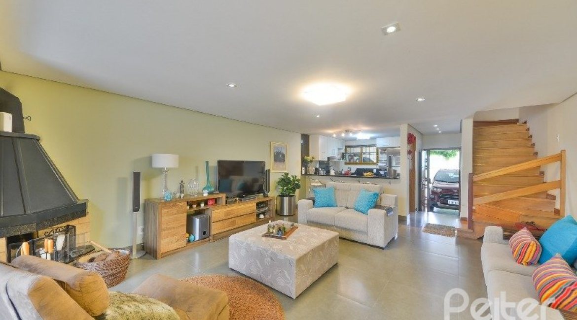 Casa à venda com 186m², 3 dormitórios, 1 suíte, 4 vagas, no bairro Tristeza em Porto Alegre