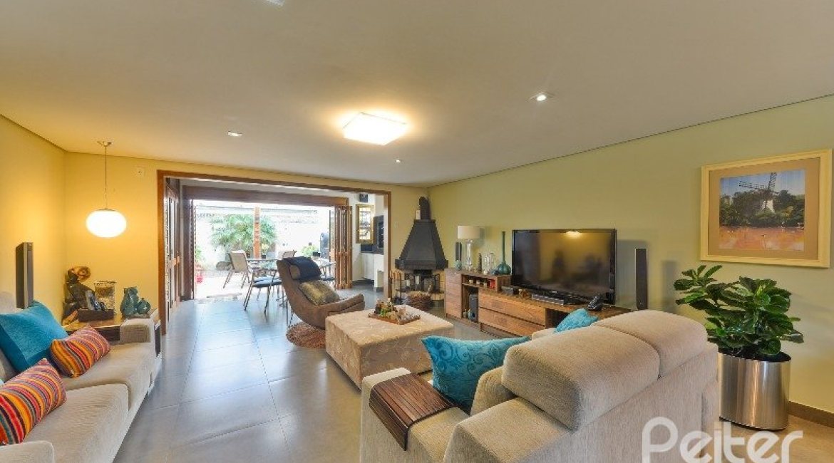 Casa à venda com 186m², 3 dormitórios, 1 suíte, 4 vagas, no bairro Tristeza em Porto Alegre