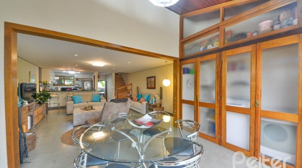 Casa à venda com 186m², 3 dormitórios, 1 suíte, 4 vagas, no bairro Tristeza em Porto Alegre