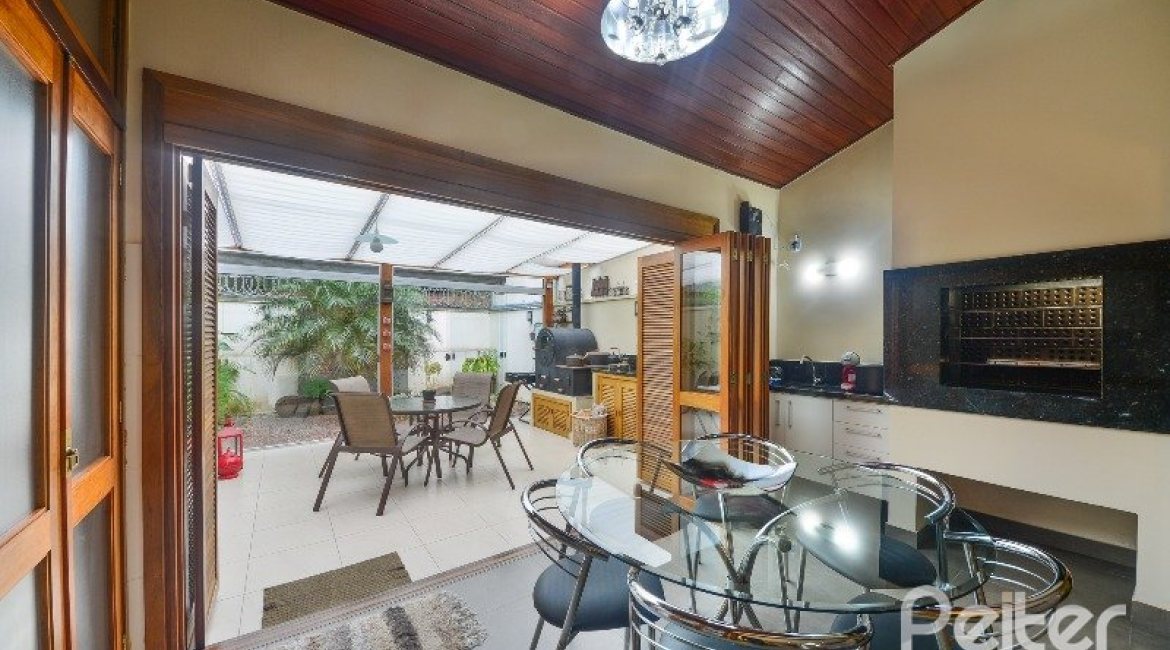 Casa à venda com 186m², 3 dormitórios, 1 suíte, 4 vagas, no bairro Tristeza em Porto Alegre