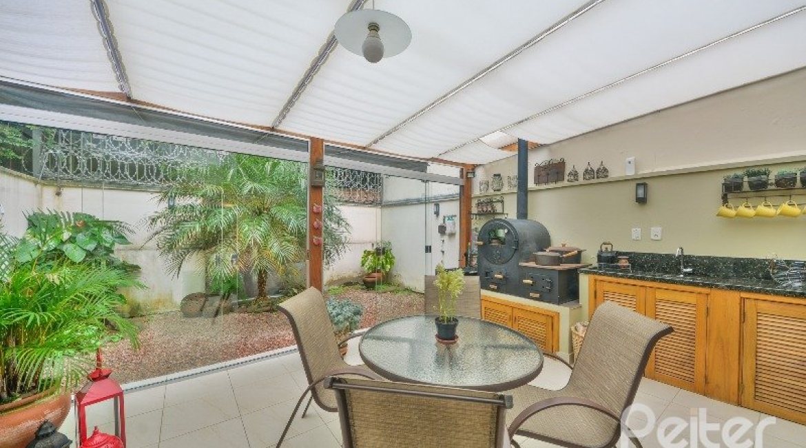 Casa à venda com 186m², 3 dormitórios, 1 suíte, 4 vagas, no bairro Tristeza em Porto Alegre