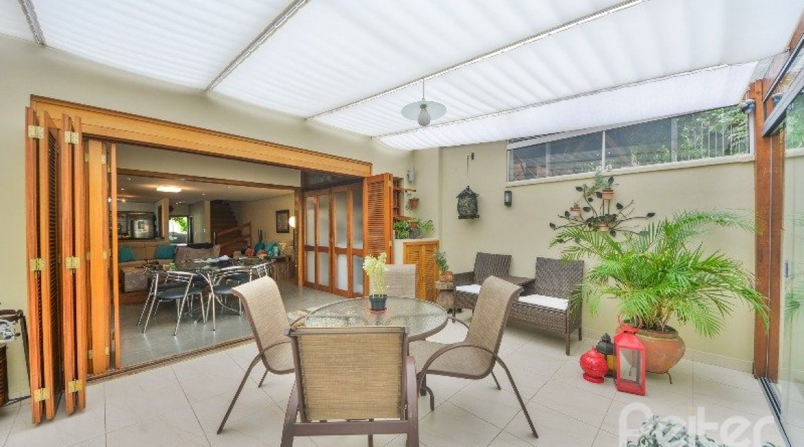 Casa à venda com 186m², 3 dormitórios, 1 suíte, 4 vagas, no bairro Tristeza em Porto Alegre