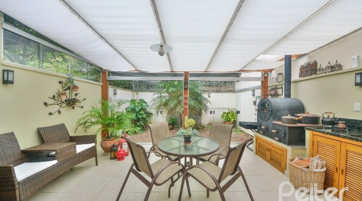 Casa à venda com 186m², 3 dormitórios, 1 suíte, 4 vagas, no bairro Tristeza em Porto Alegre