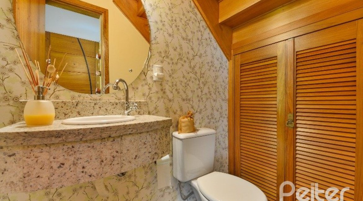 Casa à venda com 186m², 3 dormitórios, 1 suíte, 4 vagas, no bairro Tristeza em Porto Alegre