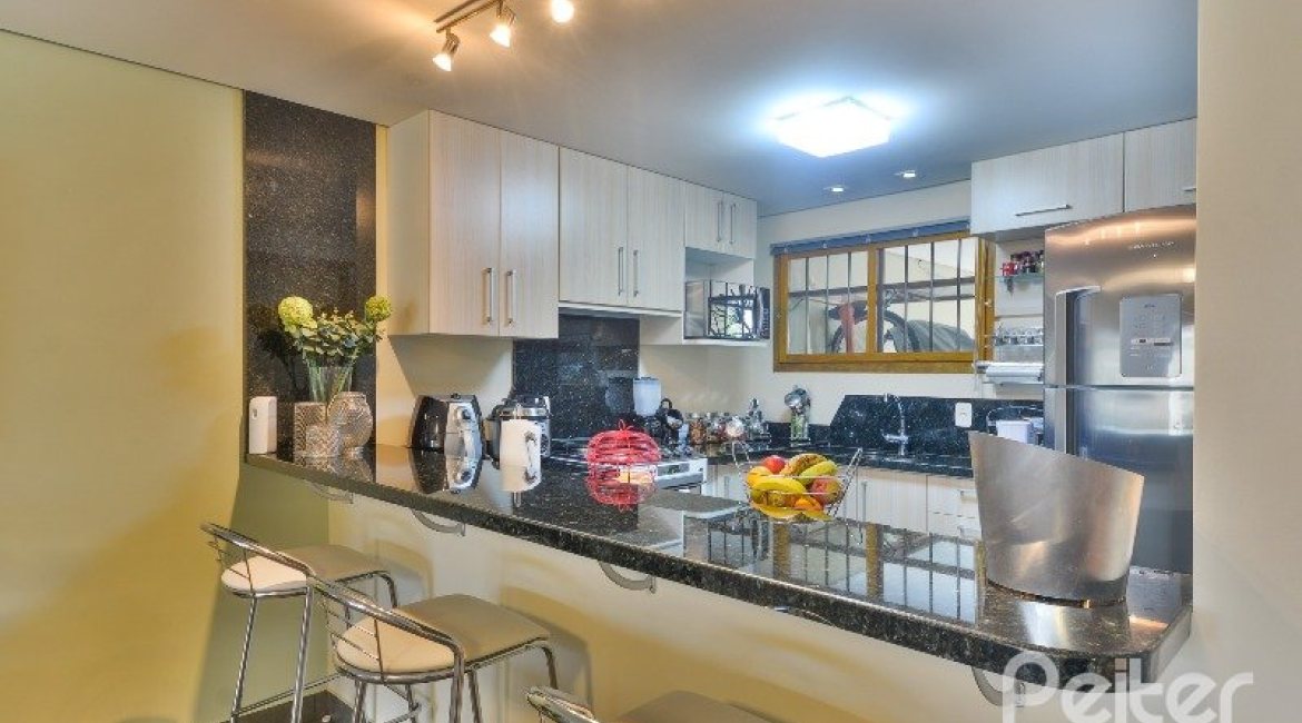 Casa à venda com 186m², 3 dormitórios, 1 suíte, 4 vagas, no bairro Tristeza em Porto Alegre