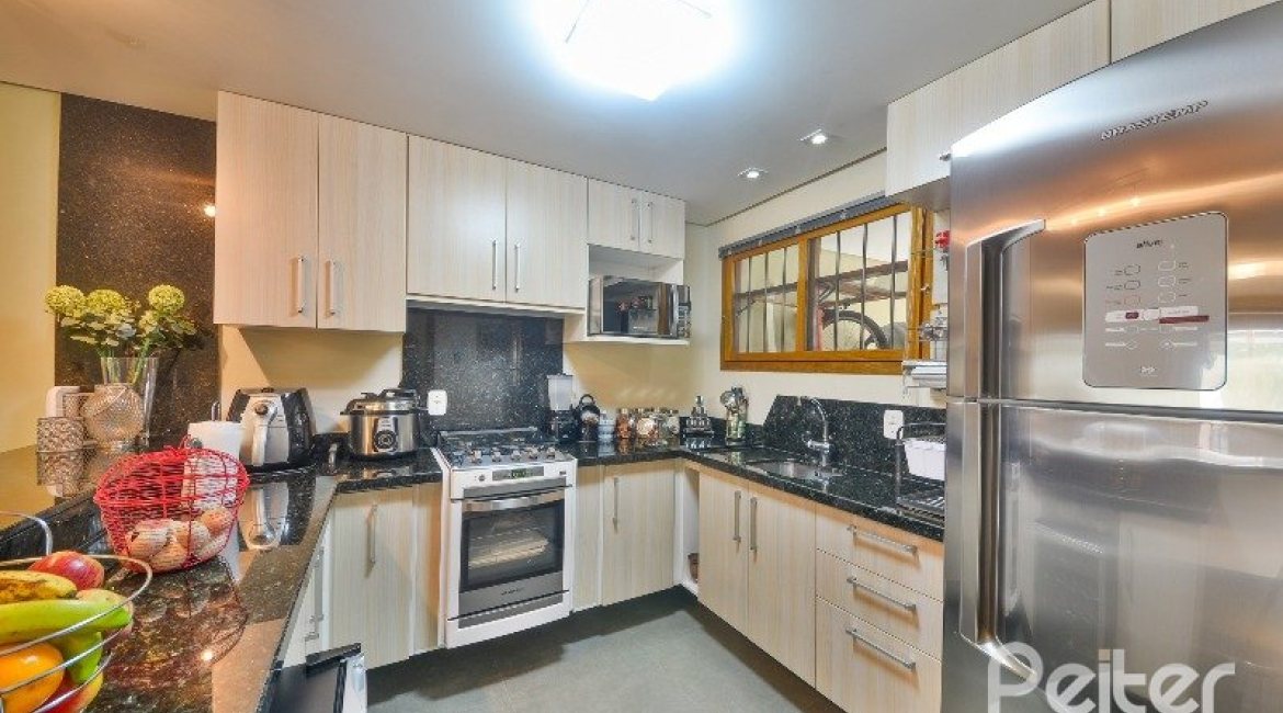 Casa à venda com 186m², 3 dormitórios, 1 suíte, 4 vagas, no bairro Tristeza em Porto Alegre