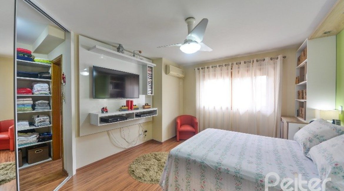 Casa à venda com 186m², 3 dormitórios, 1 suíte, 4 vagas, no bairro Tristeza em Porto Alegre