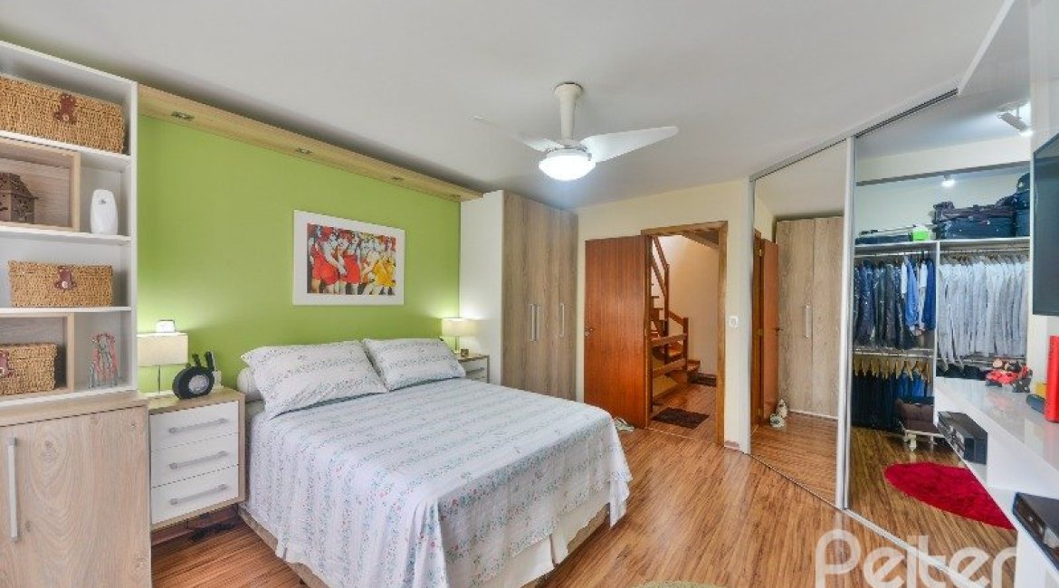 Casa à venda com 186m², 3 dormitórios, 1 suíte, 4 vagas, no bairro Tristeza em Porto Alegre