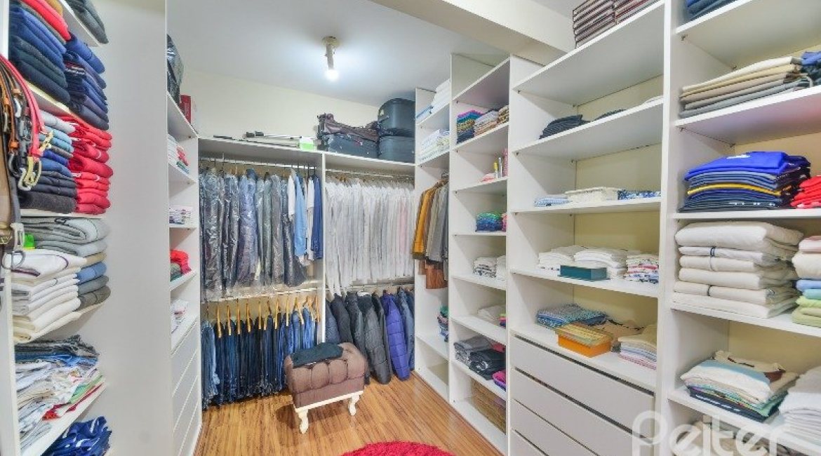 Casa à venda com 186m², 3 dormitórios, 1 suíte, 4 vagas, no bairro Tristeza em Porto Alegre