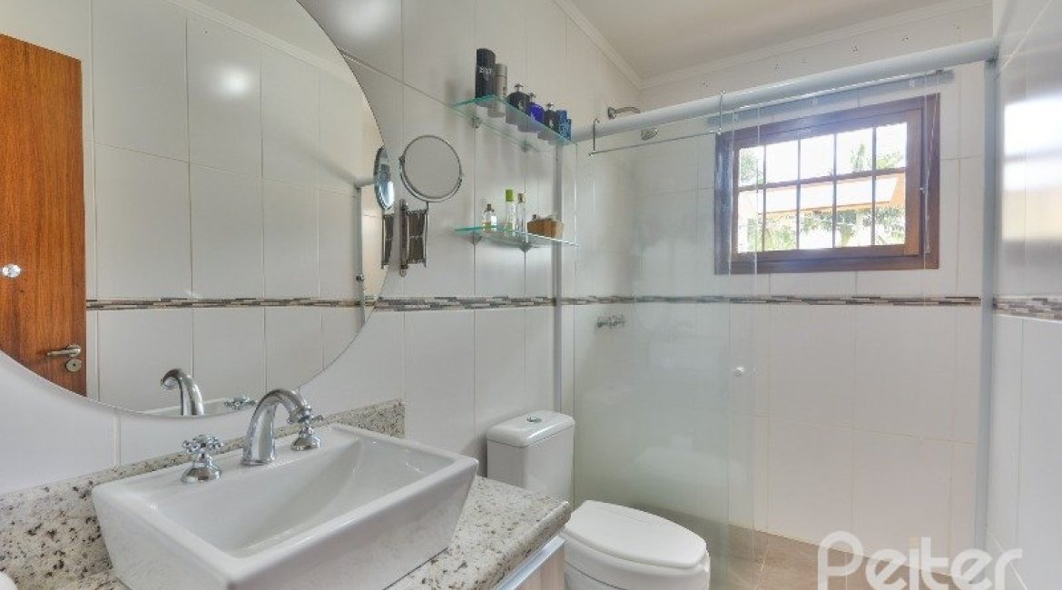 Casa à venda com 186m², 3 dormitórios, 1 suíte, 4 vagas, no bairro Tristeza em Porto Alegre