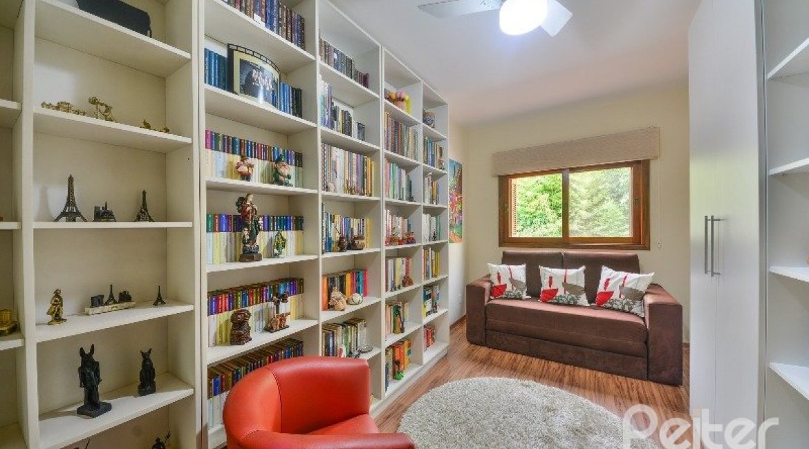 Casa à venda com 186m², 3 dormitórios, 1 suíte, 4 vagas, no bairro Tristeza em Porto Alegre