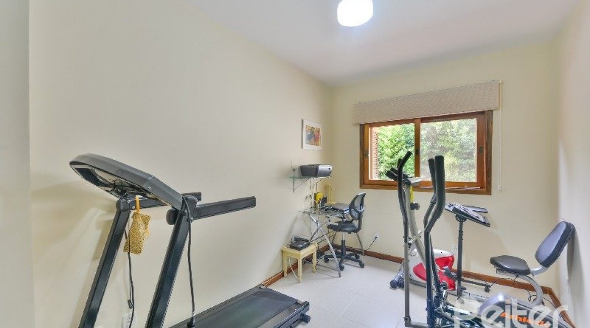 Casa à venda com 186m², 3 dormitórios, 1 suíte, 4 vagas, no bairro Tristeza em Porto Alegre