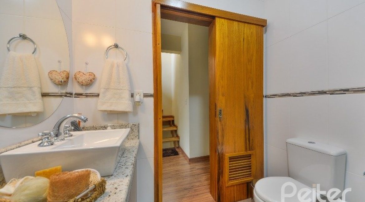 Casa à venda com 186m², 3 dormitórios, 1 suíte, 4 vagas, no bairro Tristeza em Porto Alegre