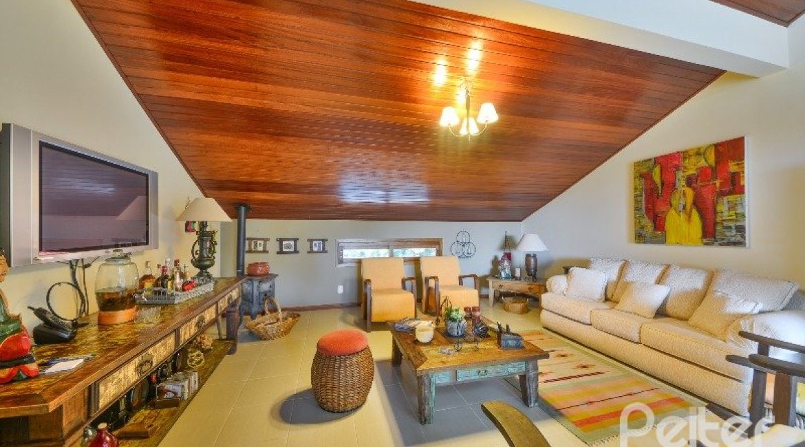 Casa à venda com 186m², 3 dormitórios, 1 suíte, 4 vagas, no bairro Tristeza em Porto Alegre