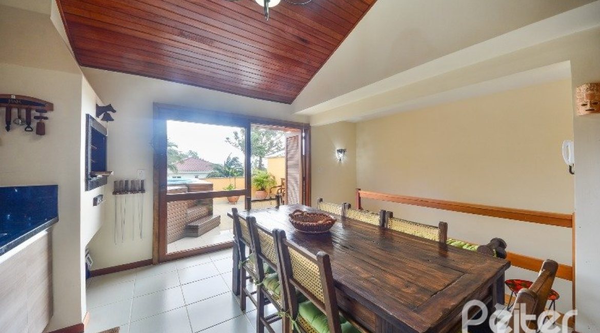 Casa à venda com 186m², 3 dormitórios, 1 suíte, 4 vagas, no bairro Tristeza em Porto Alegre