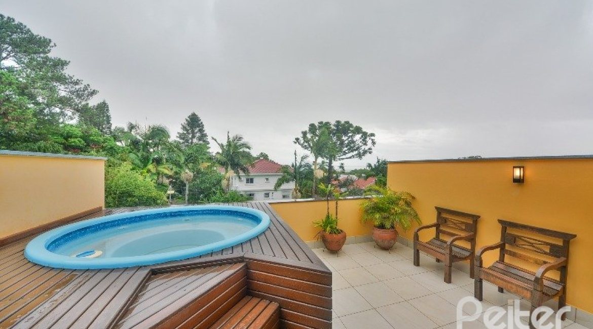 Casa à venda com 186m², 3 dormitórios, 1 suíte, 4 vagas, no bairro Tristeza em Porto Alegre