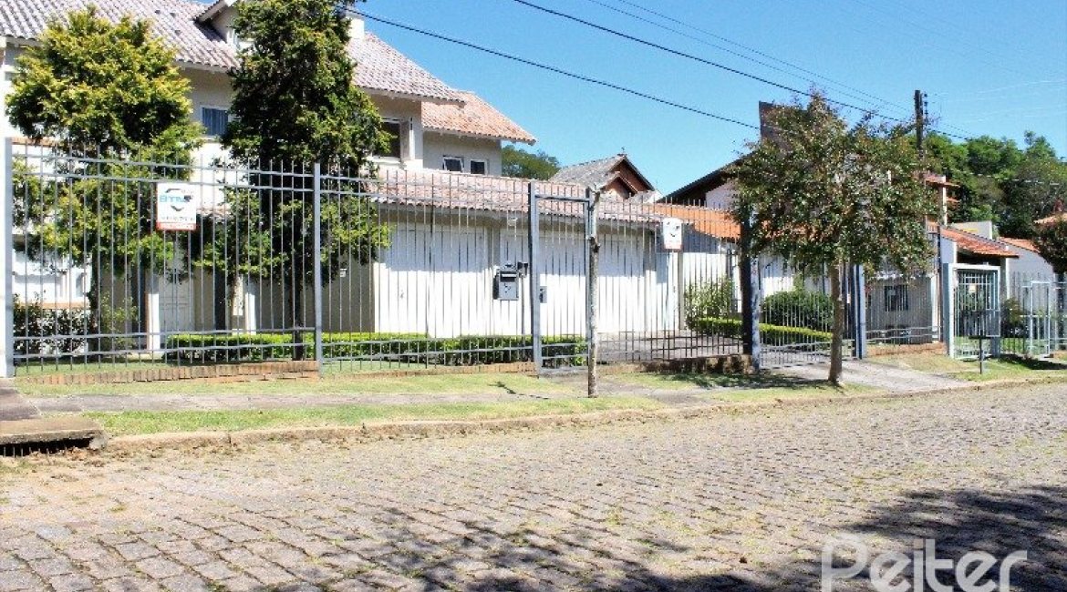 Casa à venda com 352m², 4 dormitórios, 2 suítes, 3 vagas, no bairro Jardim Isabel em Porto Alegre