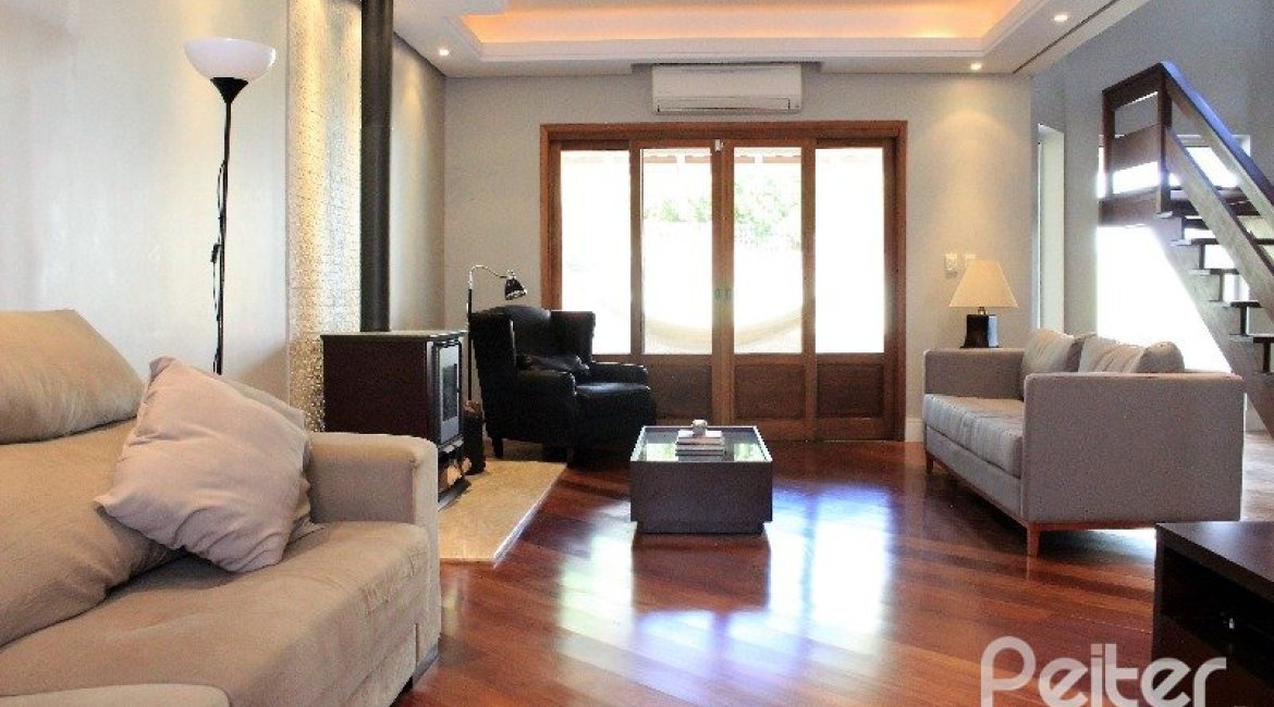 Casa à venda com 352m², 4 dormitórios, 2 suítes, 3 vagas, no bairro Jardim Isabel em Porto Alegre