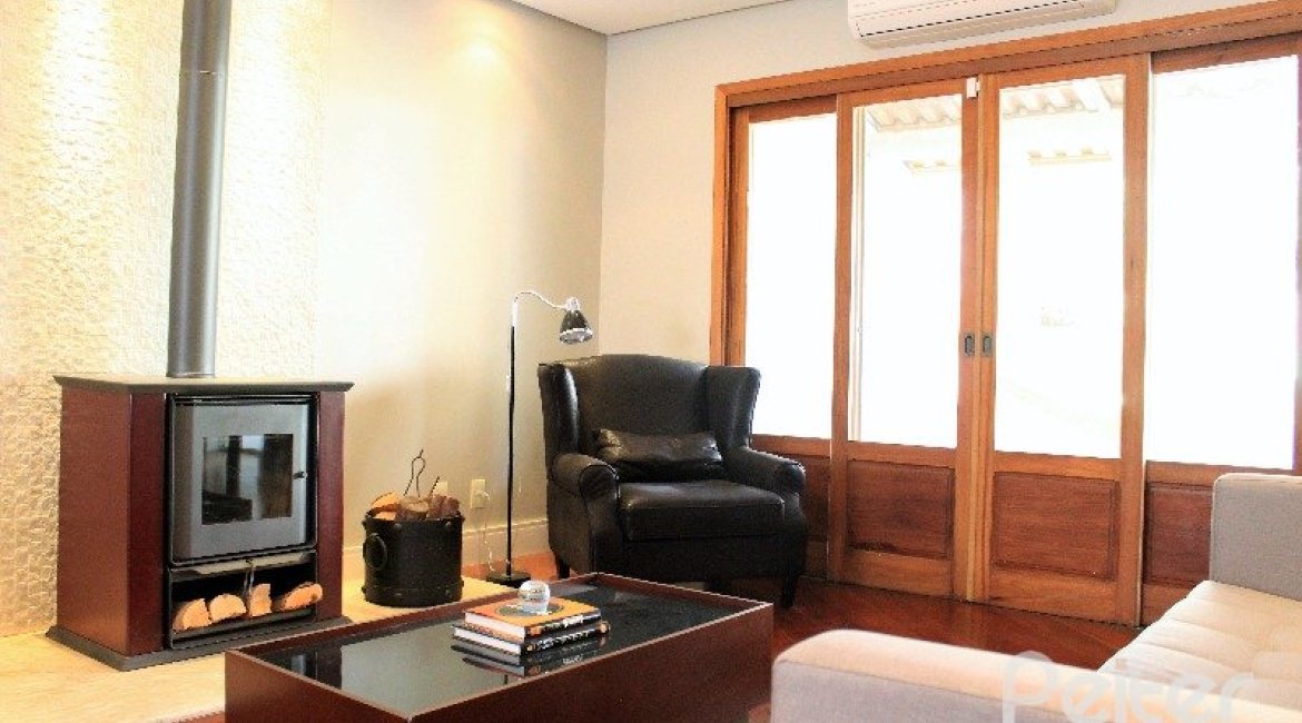 Casa à venda com 352m², 4 dormitórios, 2 suítes, 3 vagas, no bairro Jardim Isabel em Porto Alegre