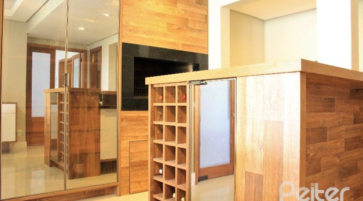 Casa à venda com 352m², 4 dormitórios, 2 suítes, 3 vagas, no bairro Jardim Isabel em Porto Alegre