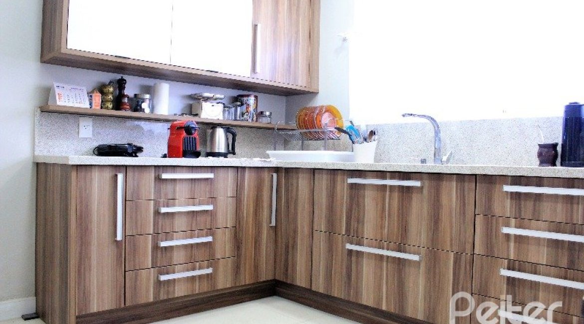 Casa à venda com 352m², 4 dormitórios, 2 suítes, 3 vagas, no bairro Jardim Isabel em Porto Alegre