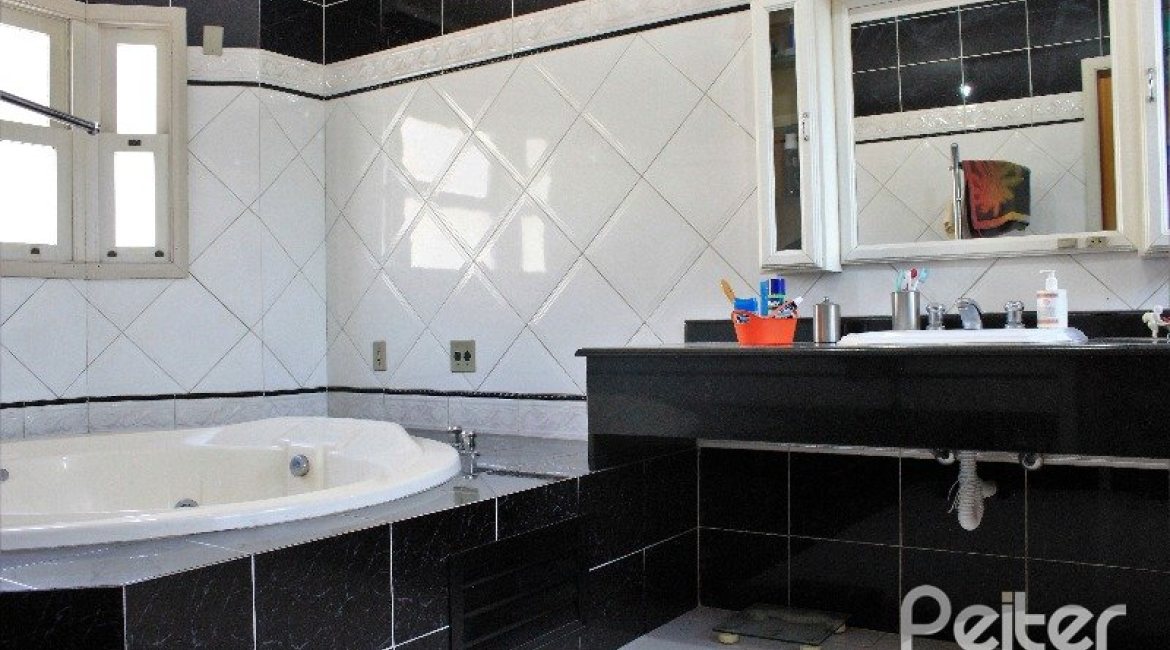 Casa à venda com 352m², 4 dormitórios, 2 suítes, 3 vagas, no bairro Jardim Isabel em Porto Alegre