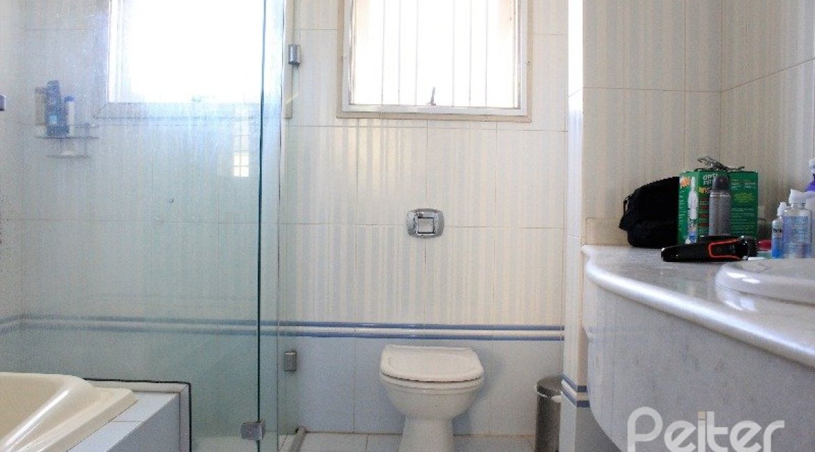 Casa à venda com 352m², 4 dormitórios, 2 suítes, 3 vagas, no bairro Jardim Isabel em Porto Alegre