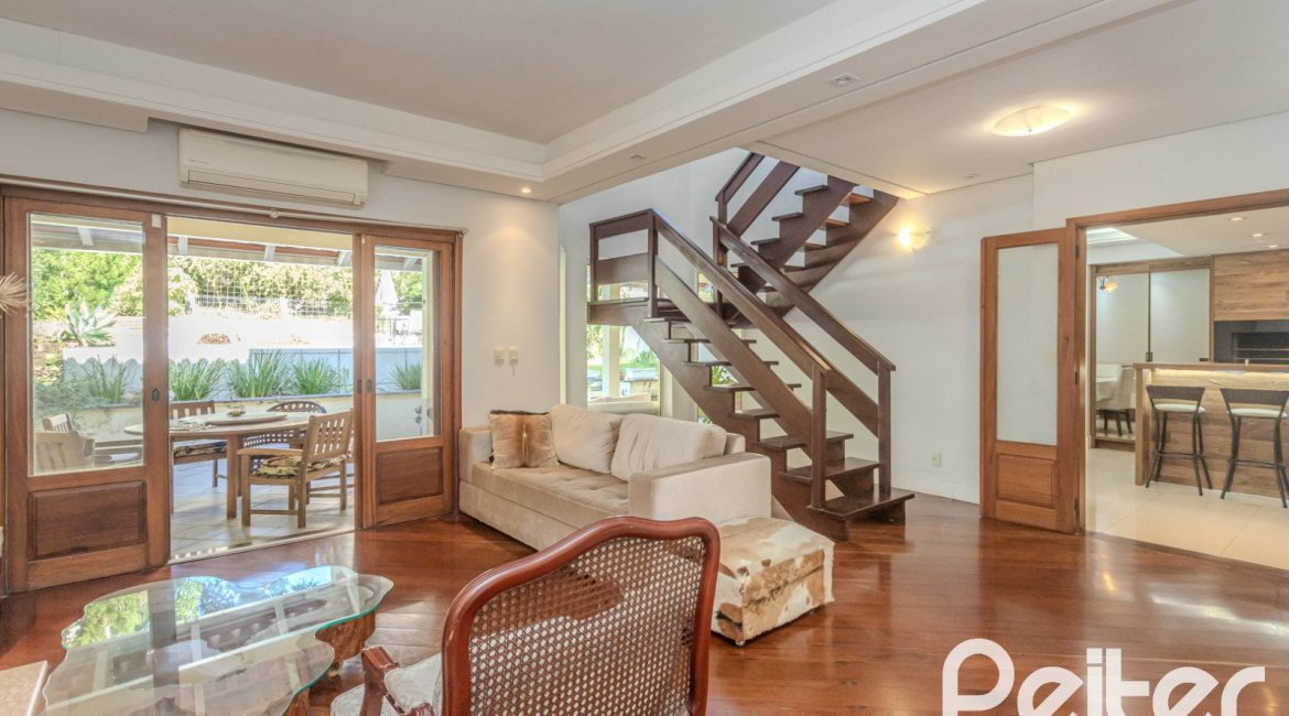 Casa à venda com 352m², 4 dormitórios, 2 suítes, 3 vagas, no bairro Jardim Isabel em Porto Alegre