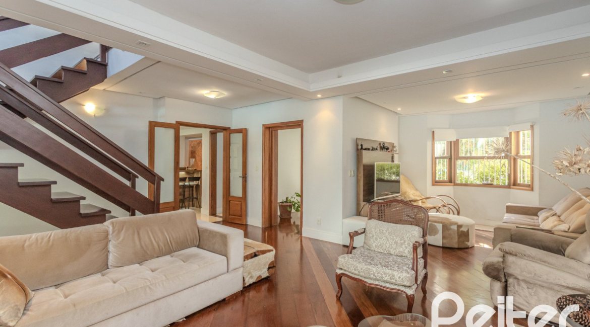 Casa à venda com 352m², 4 dormitórios, 2 suítes, 3 vagas, no bairro Jardim Isabel em Porto Alegre