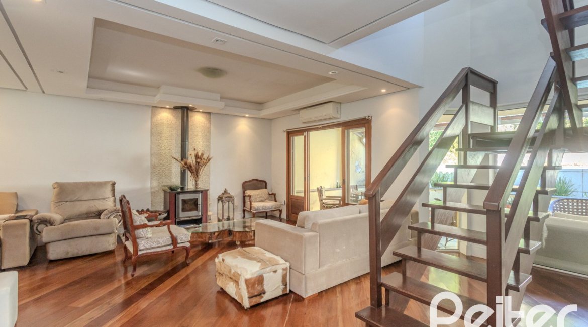 Casa à venda com 352m², 4 dormitórios, 2 suítes, 3 vagas, no bairro Jardim Isabel em Porto Alegre