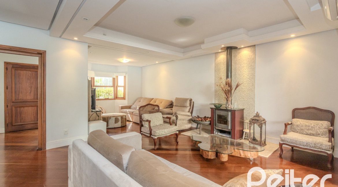Casa à venda com 352m², 4 dormitórios, 2 suítes, 3 vagas, no bairro Jardim Isabel em Porto Alegre