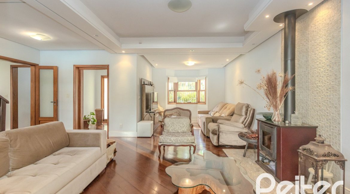 Casa à venda com 352m², 4 dormitórios, 2 suítes, 3 vagas, no bairro Jardim Isabel em Porto Alegre