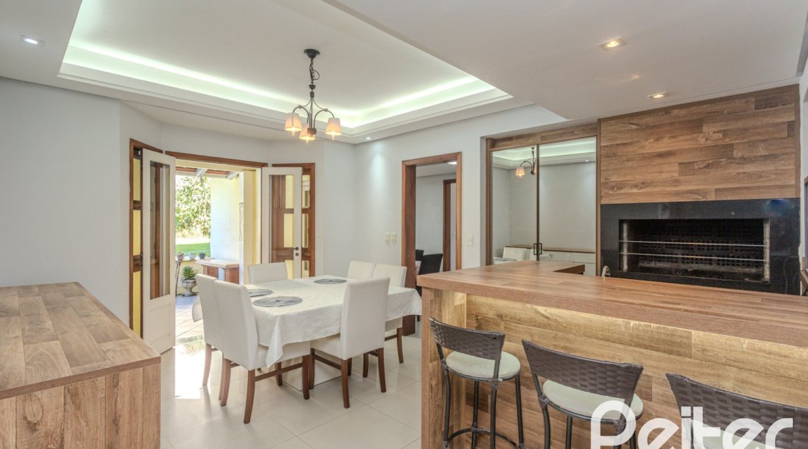 Casa à venda com 352m², 4 dormitórios, 2 suítes, 3 vagas, no bairro Jardim Isabel em Porto Alegre